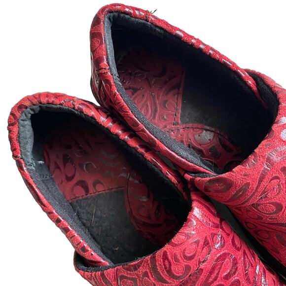 Women's BOC Size 7 Red Leather Pattern Clogs Comfort Shoes Festival Boho Hippie - Picture 2 of 8